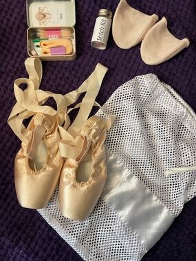 Size 5.5 Nikolay Satin Pointe Shoes with Ribbons